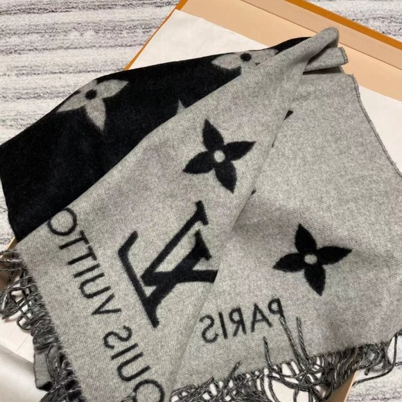 Louis Vuitton fashion Joker scarf - Picture 3 of 3